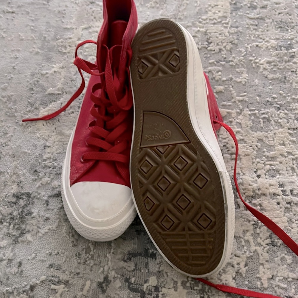 Converse Chuck Taylor women’s size 8. Brand new